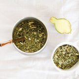 Infusion de maté détox citron gingembre dans une calebasse inox - Boisson saine pour le matin